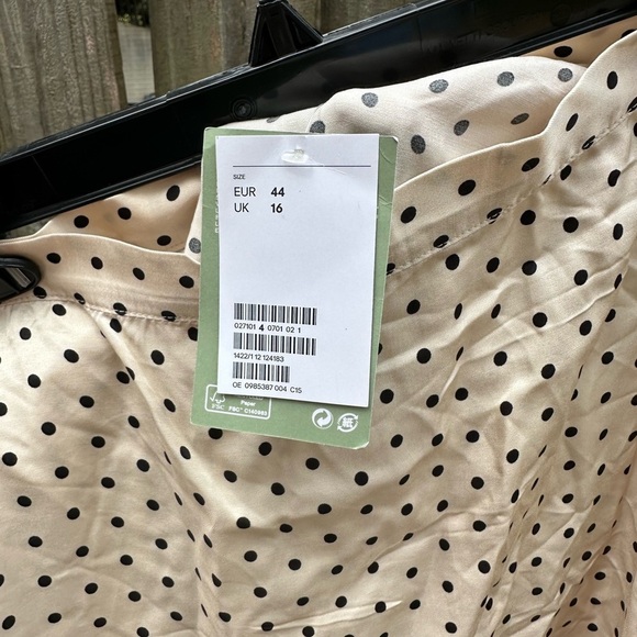 H&M Satin Polka Dot Split Side Cream Midi Skirt NWT Size 12 - Picture 8 of 12